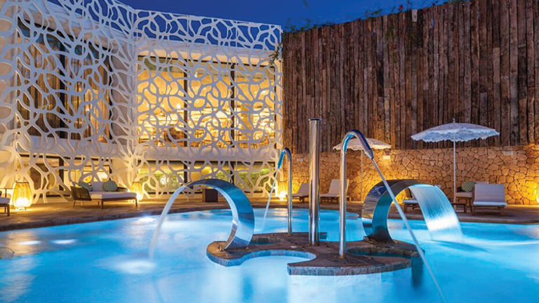 Jaw-Dropping Hotel Pools 12